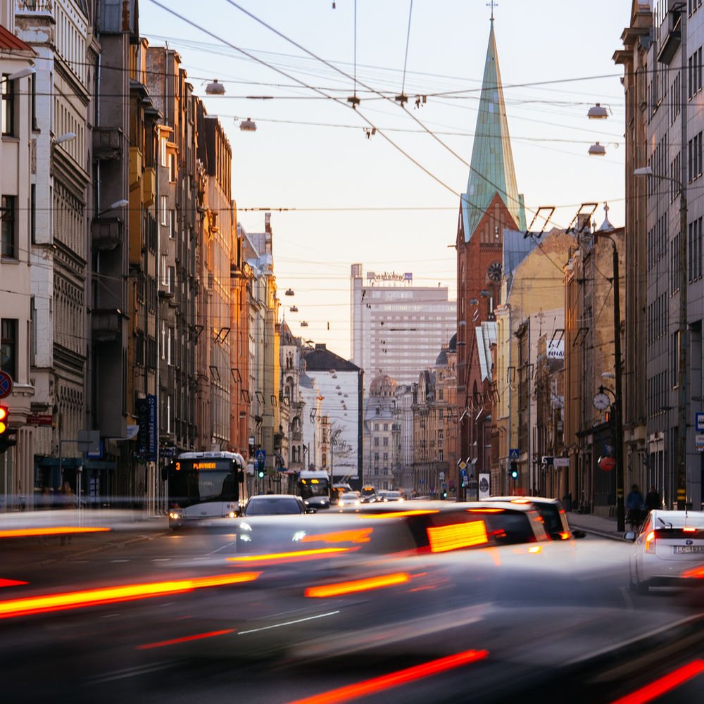 Rīgas iela saulrietā